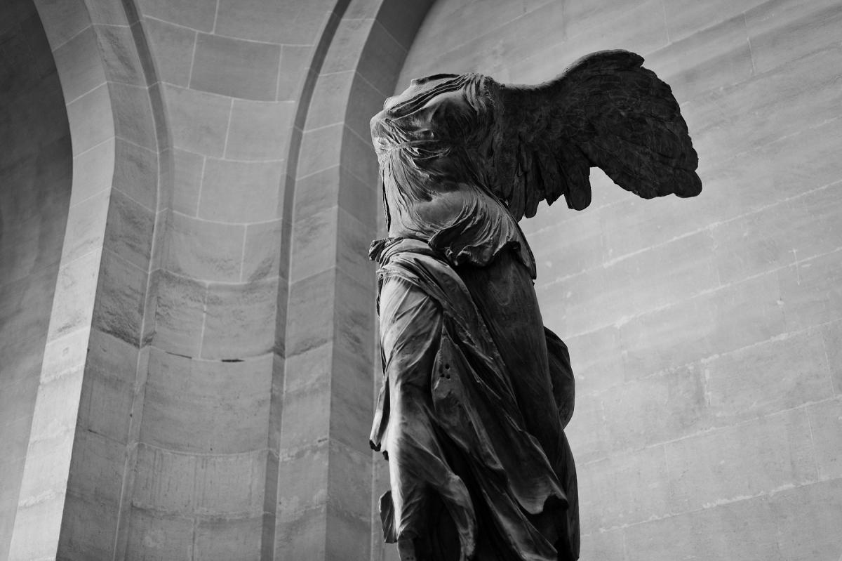 headless winged statue louvre