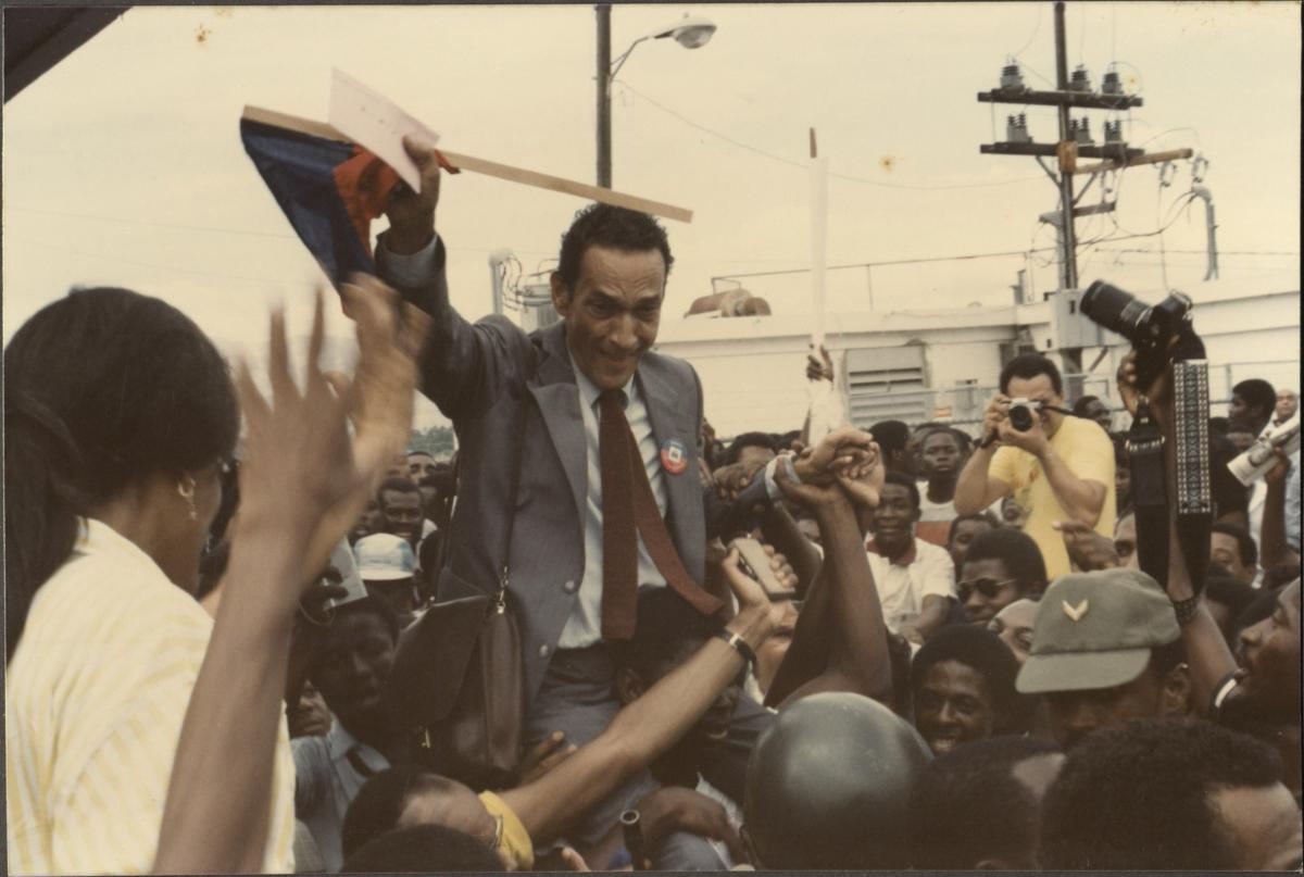 Supporters lift Jean Dominique onto their shoulders upon his return from exile in March 1986.