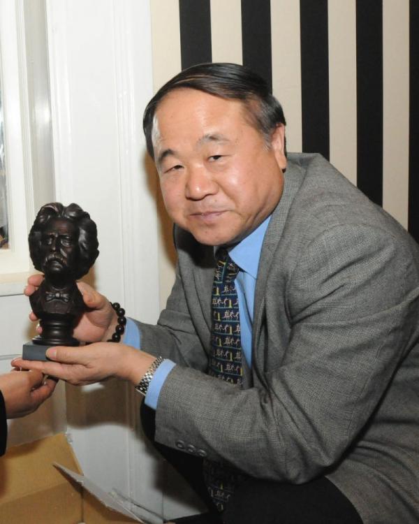 Mo Yan, Chinese novelist, with bust of Mark Twain