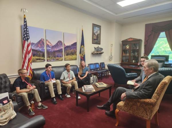 Mike Simpson with Idaho NHD students