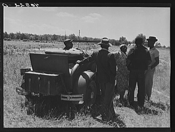 Black and white image of migrants on their way from Florida to New Jersey